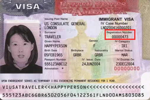 il s'agit d'une carte de visa d'immigrant avec le numéro d'enregistrement mis en évidence.